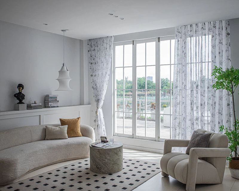 गोल्डन-सेंटर peony प्रिंट के साथ doli फैब्रिंडो स्क्रीन